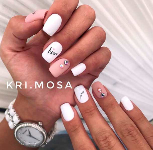 Коралловый маникюр со стразами: ТОП-5 нежных идей на каждый день