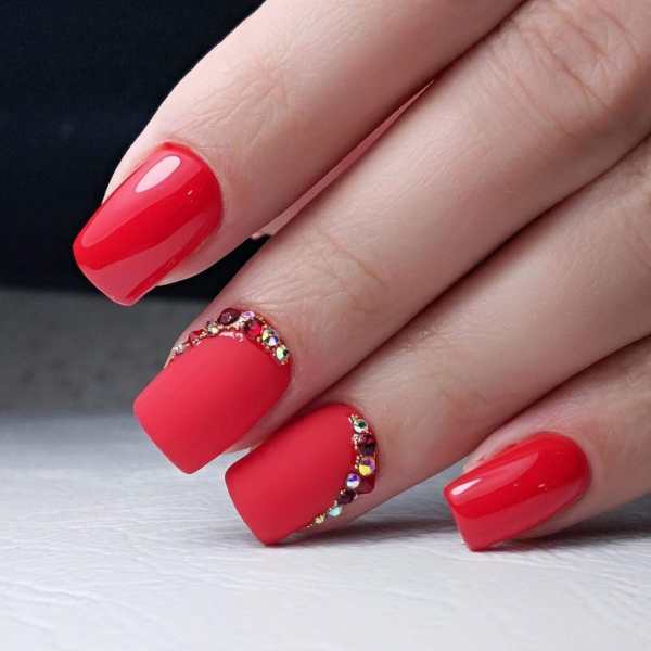 Коралловый маникюр со стразами: ТОП-5 нежных идей на каждый день