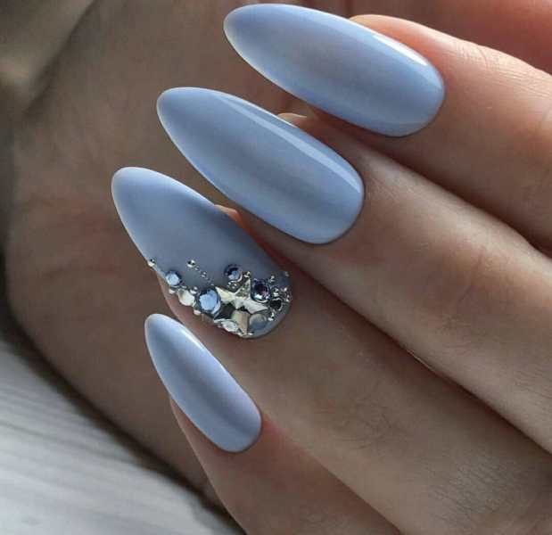 Миндальный маникюр со стразами - 100 самых модных дизайнерских идей