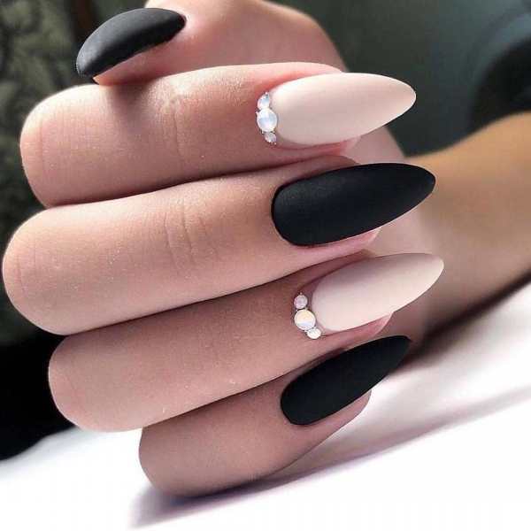 Миндальный маникюр со стразами - 100 самых модных дизайнерских идей