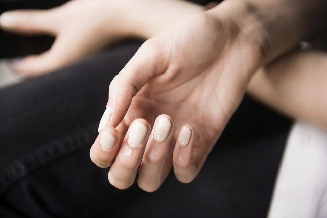 Нюдовый лак для ногтей: как подобрать оттенок кожи?