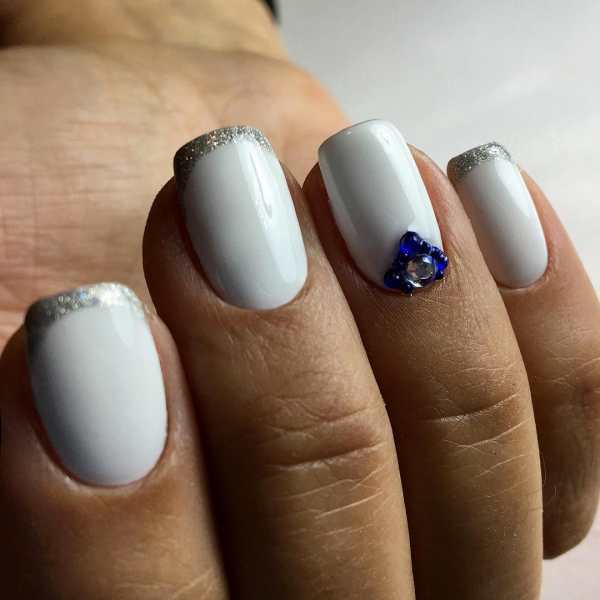 Модный маникюр с блестками на кончиках ногтей