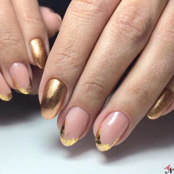 Модный маникюр с блестками на кончиках ногтей