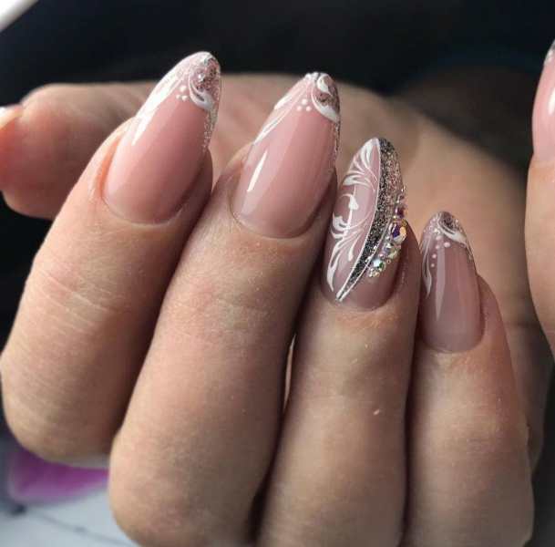 Модный маникюр с блестками на кончиках ногтей