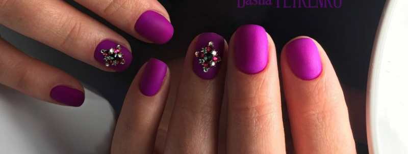 Красивые идеи нейл-арта в фиолетовых оттенках со стразами
