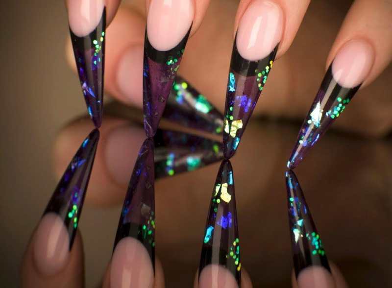 Слюдяной нейл-арт: блестящие идеи дизайна ногтей
