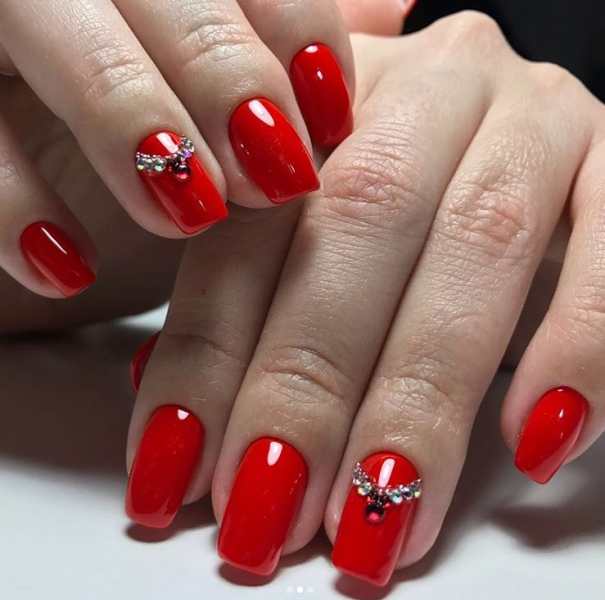 Короткие красные ногти: 87 вдохновляющих идей для уверенных в себе женщин
