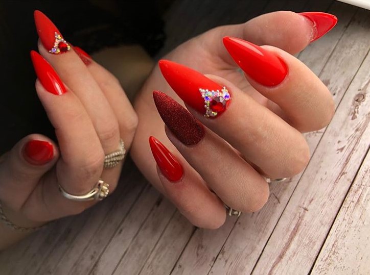 Красные стразы для ногтей: 60 привлекательных, ярких вариантов
