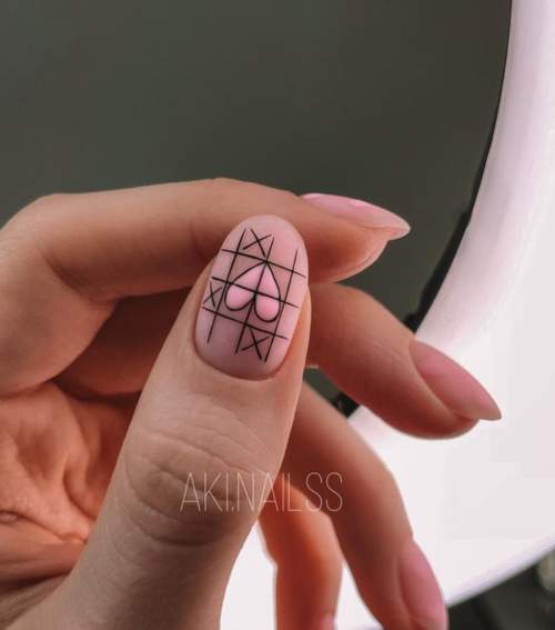 Нюдовый маникюр с сердечками на ногтях: фото 2022
