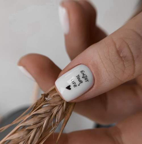 Нюдовый маникюр с сердечками на ногтях: фото 2022
