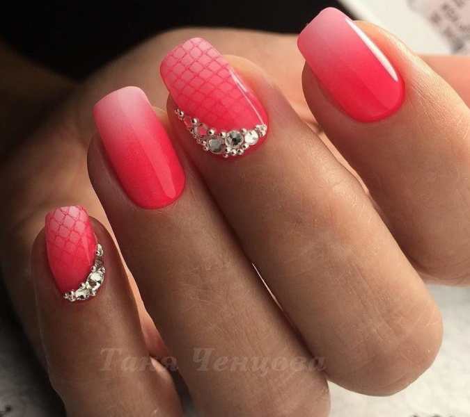 Коралловый маникюр со стразами
