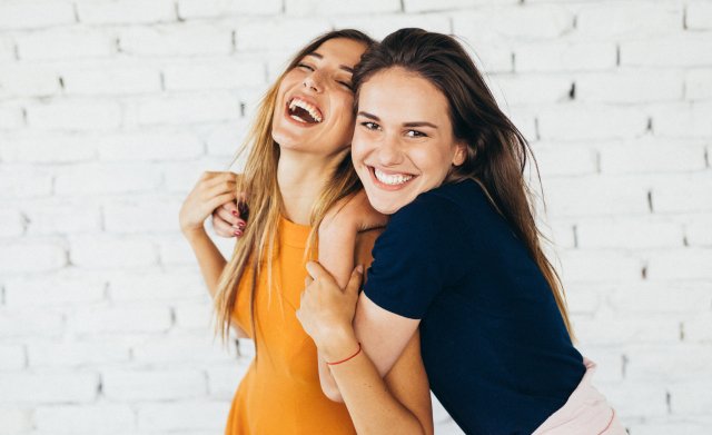 О женской дружбе: Что подарить подруге на день рождения
